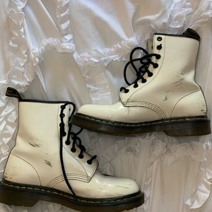 DR. MARTEN’S- White boots